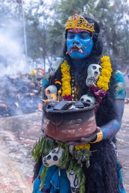 Kulashekharapatnam, Tamilnadu, Hindistan - 12 Ekim 2024: Kulasai, Hint Hindu ressam portresi ve kulasai dasara festivalinin ayinlerini gerçekleştirmek için bir tarikat karakteri gibi giyinmiş.