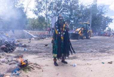 Kulashekharapatnam, Tamilnadu, Hindistan - 12 Ekim 2024: Kulasai, Hint Hindu ressam portresi ve kulasai dasara festivalinin ayinlerini gerçekleştirmek için bir tarikat karakteri gibi giyinmiş.