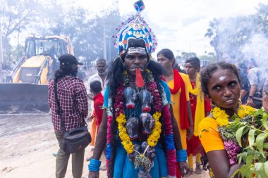 Kulashekharapatnam, Tamilnadu, Hindistan - 12 Ekim 2024: Kulasai, Hint Hindu ressam portresi ve kulasai dasara festivalinin ayinlerini gerçekleştirmek için bir tarikat karakteri gibi giyinmiş.