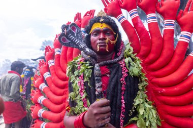 Kulashekharapatnam, Tamilnadu, Hindistan - 12 Ekim 2024: Kulasai, Hint Hindu ressam portresi ve kulasai dasara festivalinin ayinlerini gerçekleştirmek için bir tarikat karakteri gibi giyinmiş.