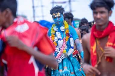 Kulashekharapatnam, Tamilnadu, Hindistan - 12 Ekim 2024: Kulasai, Hint Hindu ressam portresi ve kulasai dasara festivalinin ayinlerini gerçekleştirmek için bir tarikat karakteri gibi giyinmiş.
