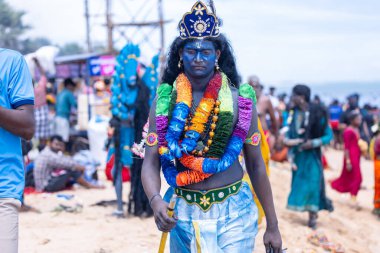 Kulashekharapatnam, Tamilnadu, Hindistan - 12 Ekim 2024: Kulasai, Hint Hindu ressam portresi ve kulasai dasara festivalinin ayinlerini gerçekleştirmek için bir tarikat karakteri gibi giyinmiş.