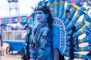 Kulashekharapatnam, Tamilnadu, Hindistan - 12 Ekim 2024: Kulasai, Hint Hindu ressam portresi ve kulasai dasara festivalinin ayinlerini gerçekleştirmek için bir tarikat karakteri gibi giyinmiş.