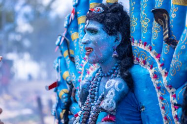 Kulashekharapatnam, Tamilnadu, Hindistan - 12 Ekim 2024: Kulasai, Hint Hindu ressam portresi ve kulasai dasara festivalinin ayinlerini gerçekleştirmek için bir tarikat karakteri gibi giyinmiş.