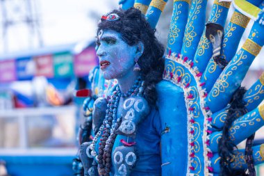 Kulashekharapatnam, Tamilnadu, Hindistan - 12 Ekim 2024: Kulasai, Hint Hindu ressam portresi ve kulasai dasara festivalinin ayinlerini gerçekleştirmek için bir tarikat karakteri gibi giyinmiş.