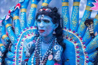 Kulashekharapatnam, Tamilnadu, Hindistan - 12 Ekim 2024: Kulasai, Hint Hindu ressam portresi ve kulasai dasara festivalinin ayinlerini gerçekleştirmek için bir tarikat karakteri gibi giyinmiş.