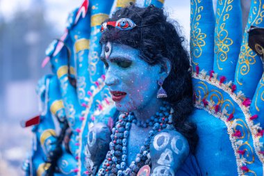 Kulashekharapatnam, Tamilnadu, Hindistan - 12 Ekim 2024: Kulasai, Hint Hindu ressam portresi ve kulasai dasara festivalinin ayinlerini gerçekleştirmek için bir tarikat karakteri gibi giyinmiş.