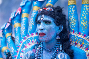 Kulashekharapatnam, Tamilnadu, Hindistan - 12 Ekim 2024: Kulasai, Hint Hindu ressam portresi ve kulasai dasara festivalinin ayinlerini gerçekleştirmek için bir tarikat karakteri gibi giyinmiş.