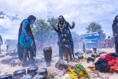 Kulashekharapatnam, Tamilnadu, Hindistan - 12 Ekim 2024: Kulasai, Hint Hindu ressam portresi ve kulasai dasara festivalinin ayinlerini gerçekleştirmek için bir tarikat karakteri gibi giyinmiş.