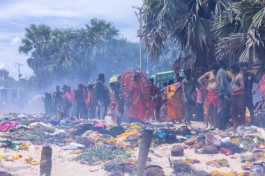 Kulashekharapatnam, Tamilnadu, Hindistan - 12 Ekim 2024: Kulasai, Hint Hindu ressam portresi ve kulasai dasara festivalinin ayinlerini gerçekleştirmek için bir tarikat karakteri gibi giyinmiş.