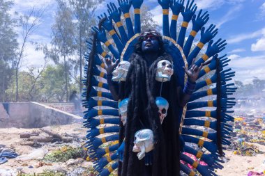 Kulashekharapatnam, Tamilnadu, Hindistan - 12 Ekim 2024: Kulasai, Hint Hindu ressam portresi ve kulasai dasara festivalinin ayinlerini gerçekleştirmek için bir tarikat karakteri gibi giyinmiş.