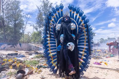 Kulashekharapatnam, Tamilnadu, Hindistan - 12 Ekim 2024: Kulasai, Hint Hindu ressam portresi ve kulasai dasara festivalinin ayinlerini gerçekleştirmek için bir tarikat karakteri gibi giyinmiş.