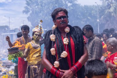 Kulashekharapatnam, Tamilnadu, Hindistan - 12 Ekim 2024: Kulasai, Hint Hindu ressam portresi ve kulasai dasara festivalinin ayinlerini gerçekleştirmek için bir tarikat karakteri gibi giyinmiş.