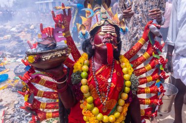 Kulashekharapatnam, Tamilnadu, Hindistan - 12 Ekim 2024: Kulasai, Hint Hindu ressam portresi ve kulasai dasara festivalinin ayinlerini gerçekleştirmek için bir tarikat karakteri gibi giyinmiş.