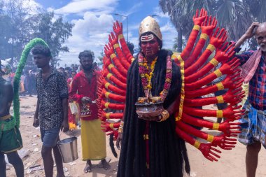 Kulashekharapatnam, Tamilnadu, Hindistan - 12 Ekim 2024: Kulasai, Hint Hindu ressam portresi ve kulasai dasara festivalinin ayinlerini gerçekleştirmek için bir tarikat karakteri gibi giyinmiş.