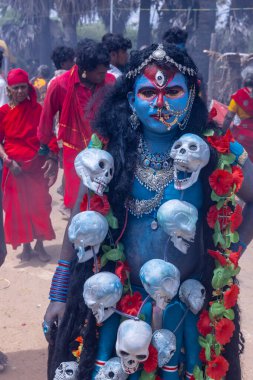 Kulashekharapatnam, Tamilnadu, Hindistan - 12 Ekim 2024: Kulasai, Hint Hindu ressam portresi ve kulasai dasara festivalinin ayinlerini gerçekleştirmek için bir tarikat karakteri gibi giyinmiş.