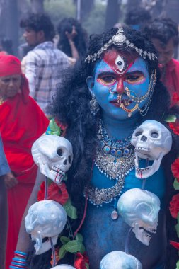 Kulashekharapatnam, Tamilnadu, Hindistan - 12 Ekim 2024: Kulasai, Hint Hindu ressam portresi ve kulasai dasara festivalinin ayinlerini gerçekleştirmek için bir tarikat karakteri gibi giyinmiş.