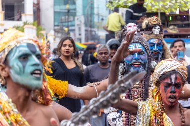Varanasi, Uttar Pradesh, Hindistan - 20 Mart 2024: Masan Holi, Masan Holi, Masan Holi, Harishchandra ghat 'taki masaan holi kutlamaları sırasında tanrıça Kali olarak resmedilen bir kadın ressamın portresi.