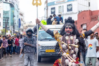 Varanasi, Uttar Pradesh, Hindistan - 20 Mart 2024: Masan Holi, Masan Holi, Masan Holi, Harishchandra ghat 'taki masaan holi kutlamaları sırasında tanrıça Kali olarak resmedilen bir kadın ressamın portresi.