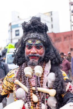 Varanasi, Uttar Pradesh, Hindistan - 20 Mart 2024: Masan Holi, Masan Holi, Masan Holi, Harishchandra ghat 'taki masaan holi kutlamaları sırasında tanrıça Kali olarak resmedilen bir kadın ressamın portresi.