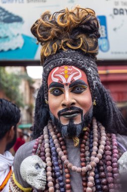 Varanasi, Uttar Pradesh, Hindistan - 20 Mart 2024: Masan Holi, Masan Holi, Masan Holi, Harishchandra ghat 'taki masaan holi kutlamaları sırasında tanrıça Kali olarak resmedilen bir kadın ressamın portresi.