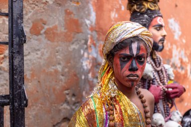 Varanasi, Uttar Pradesh, Hindistan - 20 Mart 2024: Masan Holi, Masan Holi, Masan Holi, Harishchandra ghat 'taki masaan holi kutlamaları sırasında tanrıça Kali olarak resmedilen bir kadın ressamın portresi.