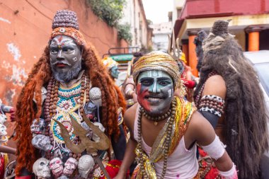 Varanasi, Uttar Pradesh, Hindistan - 20 Mart 2024: Masan Holi, Masan Holi, Masan Holi, Harishchandra ghat 'taki masaan holi kutlamaları sırasında tanrıça Kali olarak resmedilen bir kadın ressamın portresi.