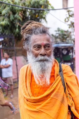 Varanasi, Uttar Pradesh, Hindistan - 20 Mart 2024: Masan Holi, Masan Holi, Masan Holi, Harishchandra ghat 'taki masaan holi kutlamaları sırasında tanrıça Kali olarak resmedilen bir kadın ressamın portresi.