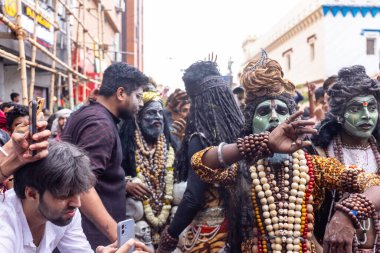 Varanasi, Uttar Pradesh, Hindistan - 20 Mart 2024: Masan Holi, Masan Holi, Masan Holi, Harishchandra ghat 'taki masaan holi kutlamaları sırasında tanrıça Kali olarak resmedilen bir kadın ressamın portresi.