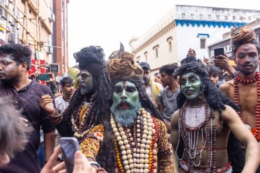 Varanasi, Uttar Pradesh, Hindistan - 20 Mart 2024: Masan Holi, Masan Holi, Masan Holi, Harishchandra ghat 'taki masaan holi kutlamaları sırasında tanrıça Kali olarak resmedilen bir kadın ressamın portresi.