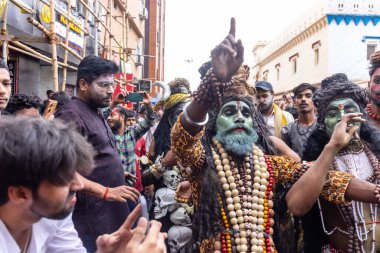Varanasi, Uttar Pradesh, Hindistan - 20 Mart 2024: Masan Holi, Masan Holi, Masan Holi, Harishchandra ghat 'taki masaan holi kutlamaları sırasında tanrıça Kali olarak resmedilen bir kadın ressamın portresi.