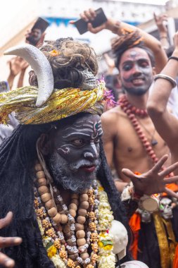 Varanasi, Uttar Pradesh, Hindistan - 20 Mart 2024: Masan Holi, Masan Holi, Masan Holi, Harishchandra ghat 'taki masaan holi kutlamaları sırasında tanrıça Kali olarak resmedilen bir kadın ressamın portresi.