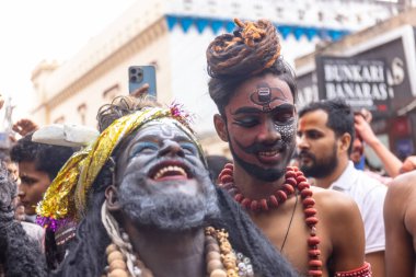 Varanasi, Uttar Pradesh, Hindistan - 20 Mart 2024: Masan Holi, Masan Holi, Masan Holi, Harishchandra ghat 'taki masaan holi kutlamaları sırasında tanrıça Kali olarak resmedilen bir kadın ressamın portresi.