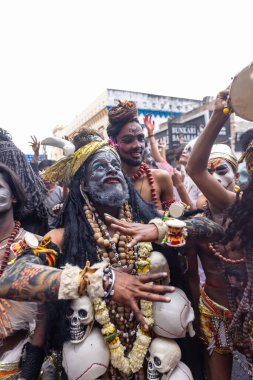 Varanasi, Uttar Pradesh, Hindistan - 20 Mart 2024: Masan Holi, Masan Holi, Masan Holi, Harishchandra ghat 'taki masaan holi kutlamaları sırasında tanrıça Kali olarak resmedilen bir kadın ressamın portresi.
