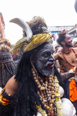 Varanasi, Uttar Pradesh, Hindistan - 20 Mart 2024: Masan Holi, Masan Holi, Masan Holi, Harishchandra ghat 'taki masaan holi kutlamaları sırasında tanrıça Kali olarak resmedilen bir kadın ressamın portresi.