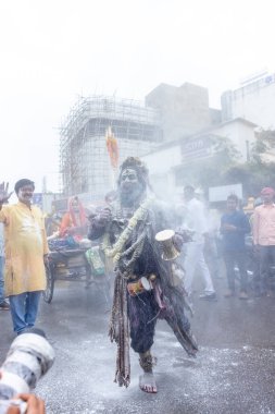 Varanasi, Uttar Pradesh, Hindistan - 20 Mart 2024: Masan Holi, Masan Holi, Masan Holi, Harishchandra ghat 'taki masaan holi kutlamaları sırasında tanrıça Kali olarak resmedilen bir kadın ressamın portresi.