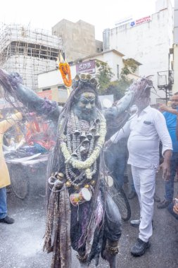 Varanasi, Uttar Pradesh, Hindistan - 20 Mart 2024: Masan Holi, Masan Holi, Masan Holi, Harishchandra ghat 'taki masaan holi kutlamaları sırasında tanrıça Kali olarak resmedilen bir kadın ressamın portresi.