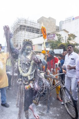 Varanasi, Uttar Pradesh, Hindistan - 20 Mart 2024: Masan Holi, Masan Holi, Masan Holi, Harishchandra ghat 'taki masaan holi kutlamaları sırasında tanrıça Kali olarak resmedilen bir kadın ressamın portresi.