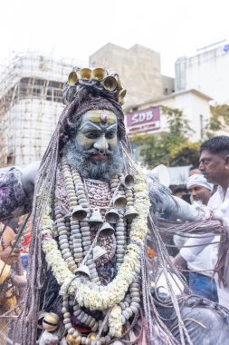 Varanasi, Uttar Pradesh, Hindistan - 20 Mart 2024: Masan Holi, Masan Holi, Masan Holi, Harishchandra ghat 'taki masaan holi kutlamaları sırasında tanrıça Kali olarak resmedilen bir kadın ressamın portresi.