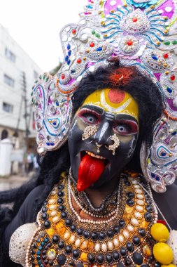 Varanasi, Uttar Pradesh, Hindistan - 20 Mart 2024: Masan Holi, Harishchandra ghat 'ta düzenlenen kutlama sırasında efendi shiva gibi giyinmiş kuru külle boyanmış bir erkek dindar portresi.