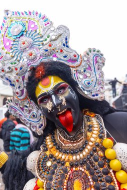 Varanasi, Uttar Pradesh, Hindistan - 20 Mart 2024: Masan Holi, Harishchandra ghat 'ta düzenlenen kutlama sırasında efendi shiva gibi giyinmiş kuru külle boyanmış bir erkek dindar portresi.