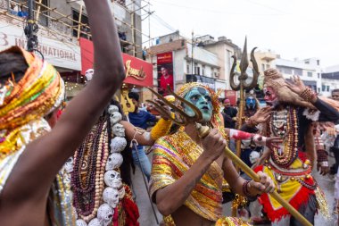 Varanasi, Uttar Pradesh, Hindistan - 20 Mart 2024: Masan Holi, Harishchandra ghat 'ta düzenlenen kutlama sırasında efendi shiva gibi giyinmiş kuru külle boyanmış bir erkek dindar portresi.