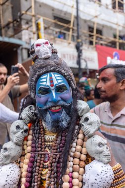 Varanasi, Uttar Pradesh, Hindistan - 20 Mart 2024: Masan Holi, Harishchandra ghat 'ta düzenlenen kutlama sırasında efendi shiva gibi giyinmiş kuru külle boyanmış bir erkek dindar portresi.