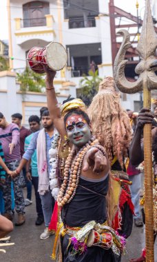 Varanasi, Uttar Pradesh, Hindistan - 20 Mart 2024: Masan Holi, Harishchandra ghat 'ta düzenlenen kutlama sırasında efendi shiva gibi giyinmiş kuru külle boyanmış bir erkek dindar portresi.