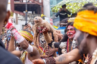 Varanasi, Uttar Pradesh, Hindistan - 20 Mart 2024: Masan Holi, Harishchandra ghat 'ta düzenlenen kutlama sırasında efendi shiva gibi giyinmiş kuru külle boyanmış bir erkek dindar portresi.