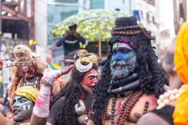 Varanasi, Uttar Pradesh, Hindistan - 20 Mart 2024: Masan Holi, Harishchandra ghat 'ta düzenlenen kutlama sırasında efendi shiva gibi giyinmiş kuru külle boyanmış bir erkek dindar portresi.