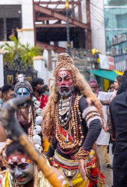 Varanasi, Uttar Pradesh, Hindistan - 20 Mart 2024: Masan Holi, Harishchandra ghat 'ta düzenlenen kutlama sırasında efendi shiva gibi giyinmiş kuru külle boyanmış bir erkek dindar portresi.