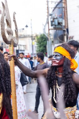 Varanasi, Uttar Pradesh, Hindistan - 20 Mart 2024: Masan Holi, Harishchandra ghat 'ta düzenlenen kutlama sırasında efendi shiva gibi giyinmiş kuru külle boyanmış bir erkek dindar portresi.