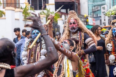 Varanasi, Uttar Pradesh, Hindistan - 20 Mart 2024: Masan Holi, Harishchandra ghat 'ta düzenlenen kutlama sırasında efendi shiva gibi giyinmiş kuru külle boyanmış bir erkek dindar portresi.