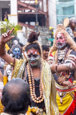 Varanasi, Uttar Pradesh, Hindistan - 20 Mart 2024: Masan Holi, Harishchandra ghat 'ta düzenlenen kutlama sırasında efendi shiva gibi giyinmiş kuru külle boyanmış bir erkek dindar portresi.